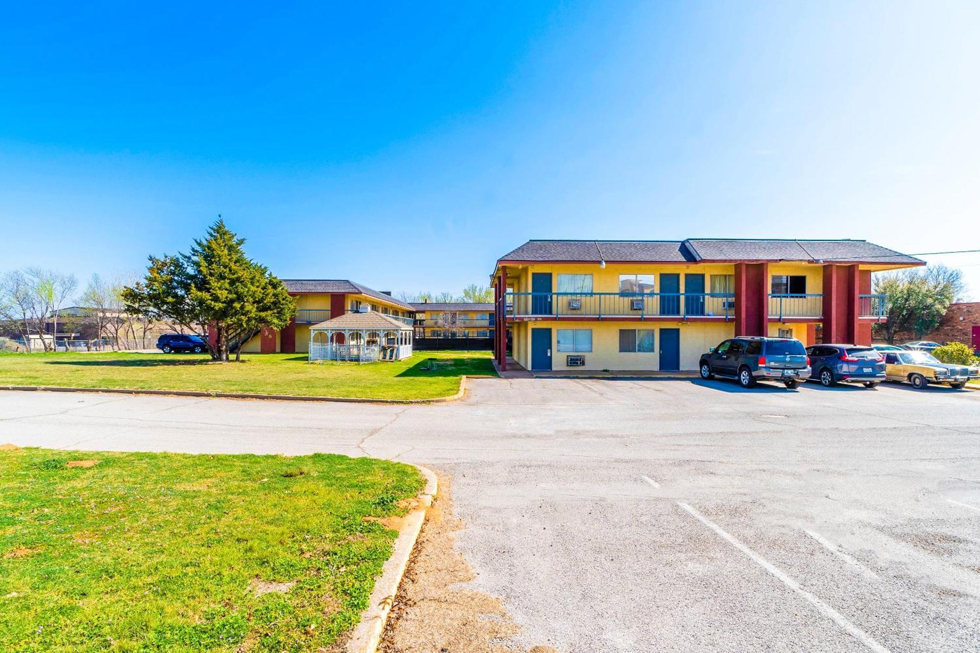Castle Inn & Suites By Oyo Chickasha Eksteriør bilde