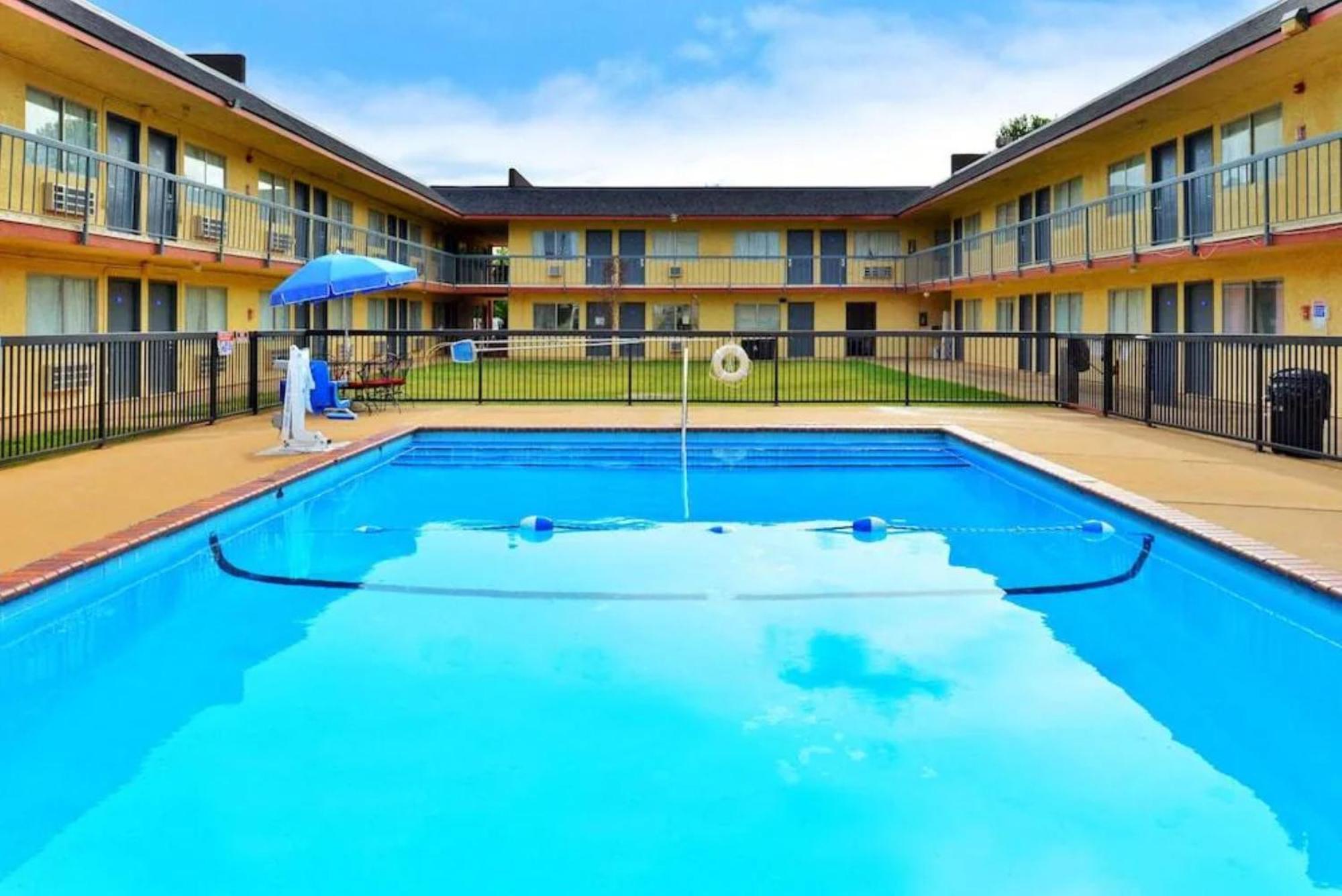 Castle Inn & Suites By Oyo Chickasha Eksteriør bilde